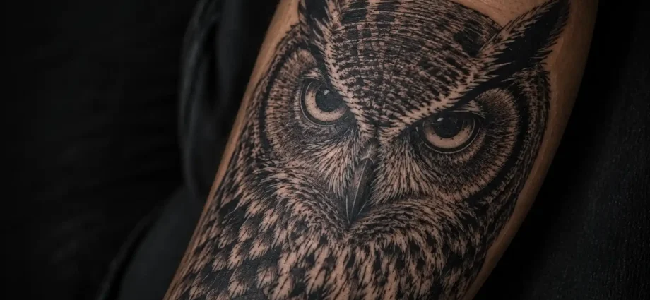 Close em tatuagem de coruja blackwork no antebraço