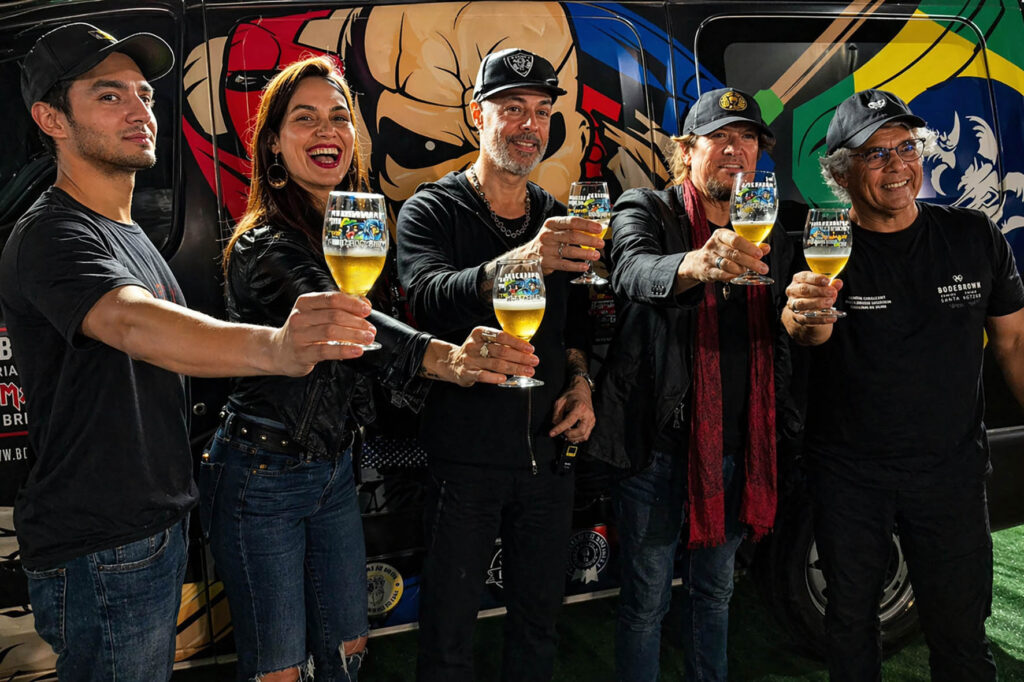 Guitarrista do Iron Maiden visita cervejaria em Curitiba