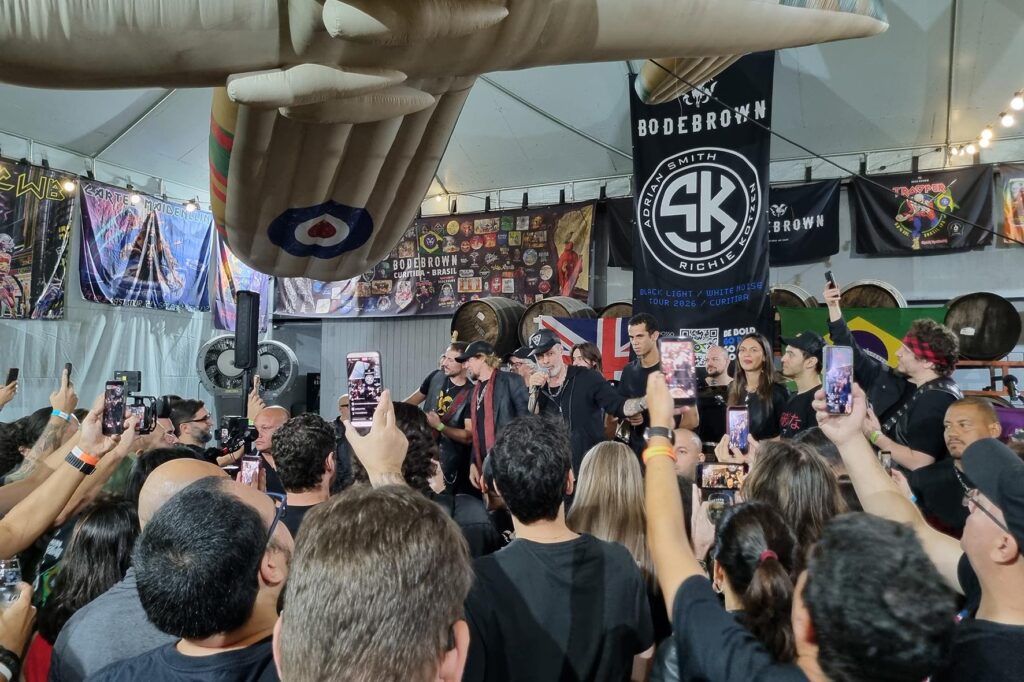 Ao lado do guitarrista Richie Kotzen, da baixista Julia Lage e do baterista Bruno Valverde, Smith subiu ao palco e realizou uma apresentação improvisada.