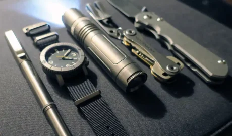 Relógio, caneta e abridor em titânio – o essencial elevado ao máximo. Crédito: Watches of Espionage