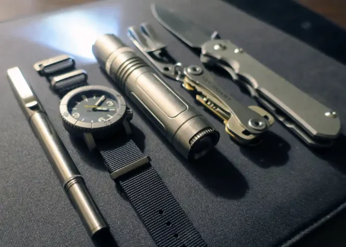 Relógio, caneta e abridor em titânio – o essencial elevado ao máximo. Crédito: Watches of Espionage