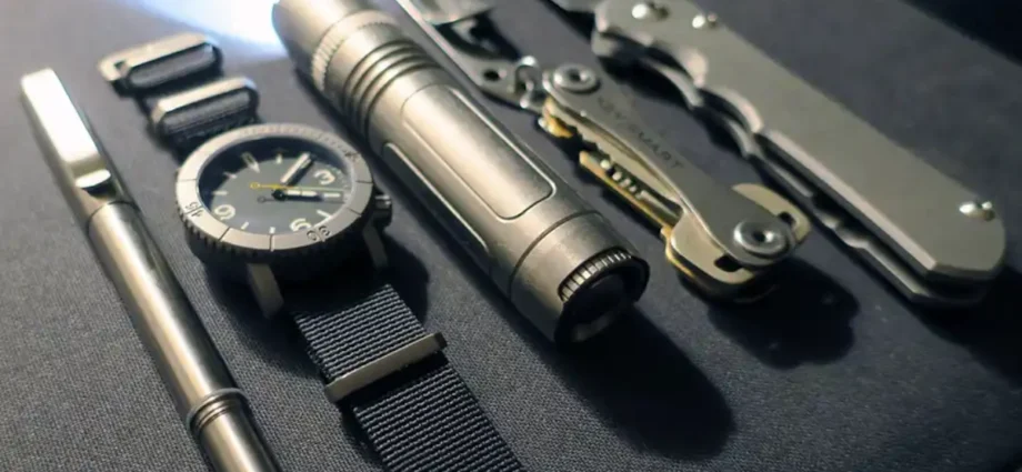 Relógio, caneta e abridor em titânio – o essencial elevado ao máximo. Crédito: Watches of Espionage