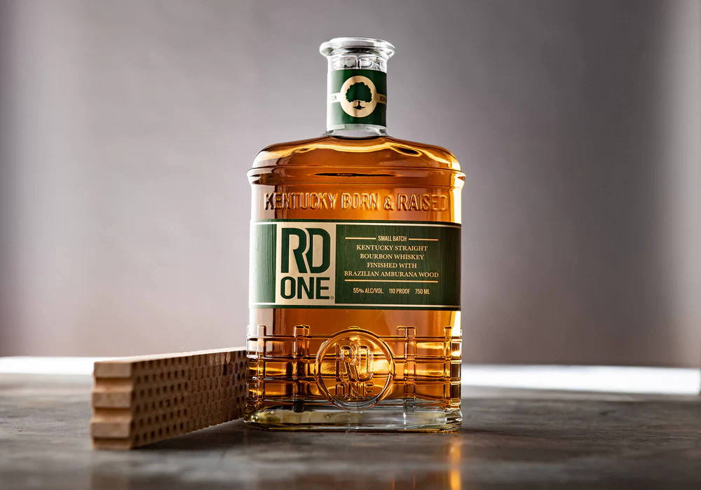 Garrafa de bourbon finalizado em Amburana — exemplo real das técnicas brasileiras de envelhecimento que inspiram o novo Negroni.
