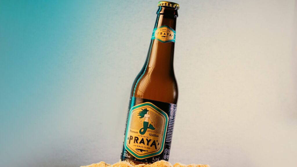 Cerveja Praya — exemplo de identidade brasileira forte e premium.