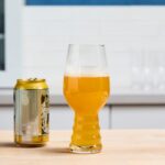 Cerveja lager em copo clássico — simplicidade elevada a novo patamar.