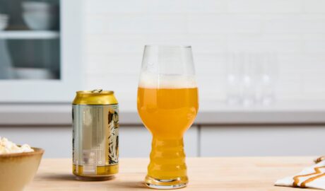 Cerveja lager em copo clássico — simplicidade elevada a novo patamar.