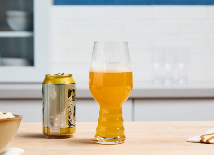 Cerveja lager em copo clássico — simplicidade elevada a novo patamar.
