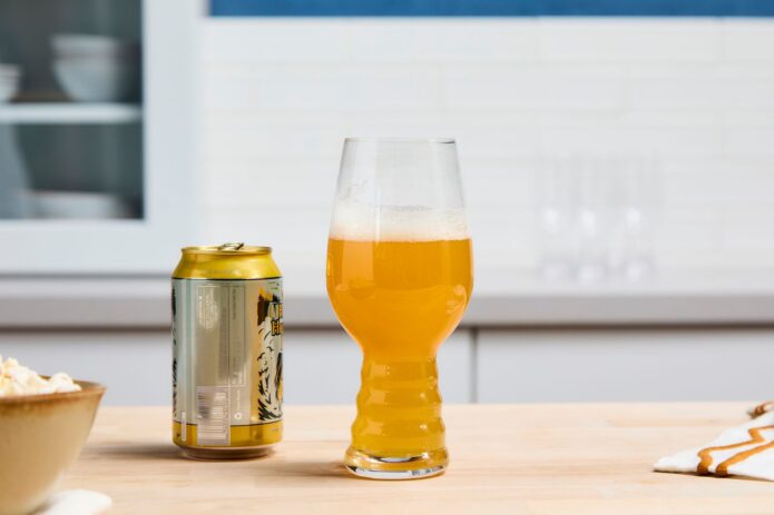 Cerveja lager em copo clássico — simplicidade elevada a novo patamar.