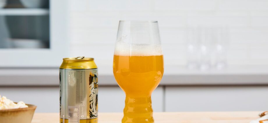 Cerveja lager em copo clássico — simplicidade elevada a novo patamar.