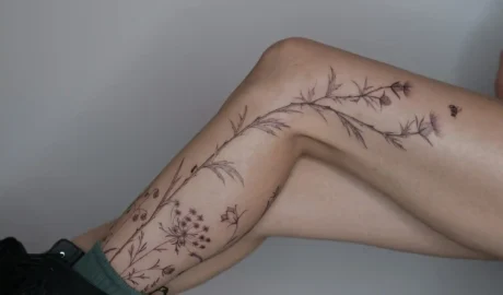 Estudo orgânico em fine line com elementos botânicos e insetos — narrativa delicada e pessoal.