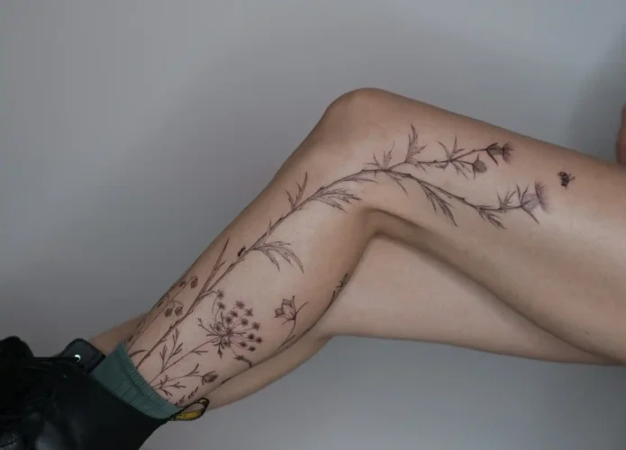 Estudo orgânico em fine line com elementos botânicos e insetos — narrativa delicada e pessoal.