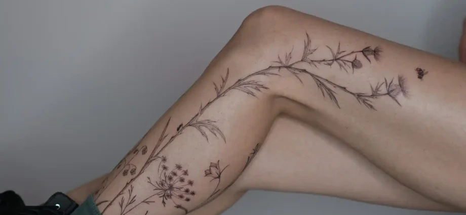Estudo orgânico em fine line com elementos botânicos e insetos — narrativa delicada e pessoal.