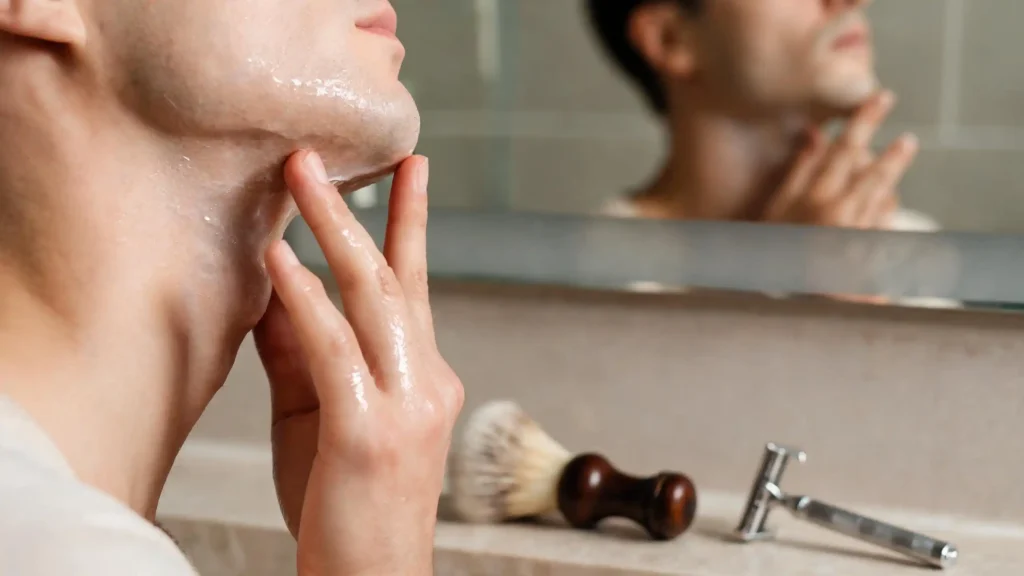 Sabendo os pilares, o próximo passo de como começar uma rotina de skincare é colocar isso em uma sequência que caiba na vida real — sem ritual de vinte minutos, sem dez frascos.